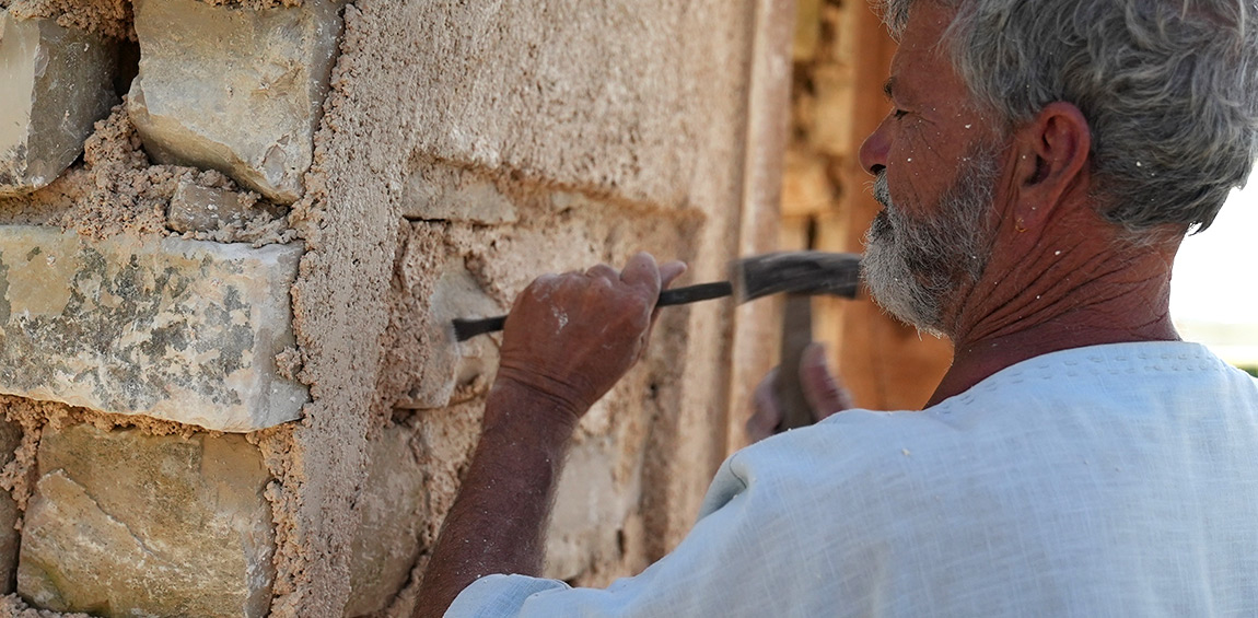 Building Rome in a Couple Days: Erecting a Painted Portico in Alésia